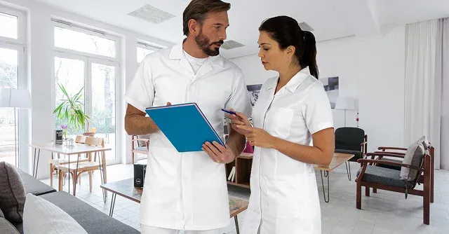 Personnel soignant en tenue