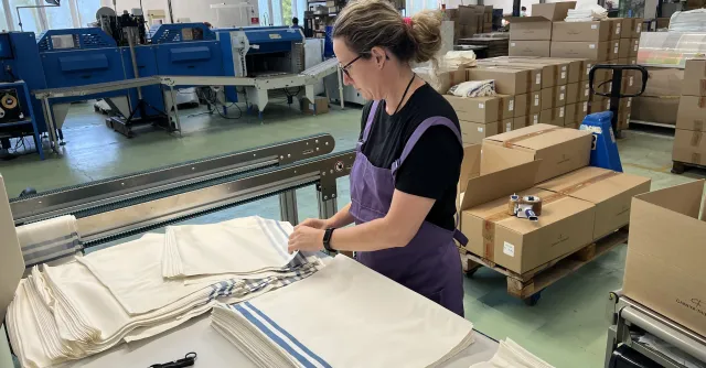 photo d'une personne preparant des textiles