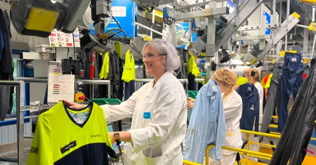 Personnes réalisant des tâches de controle sur les vêtements