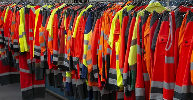 Différents EPI sur une ligne d'acheminement