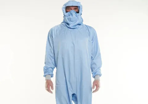 Une combinaison de protection intégrale bleue.