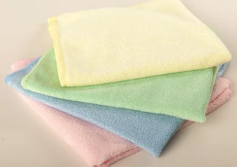 Pile de serviettes de couleurs différentes 