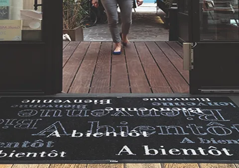 Tapis devant une porte ouverte
