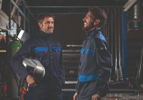 Deux personnes portant des EPI 