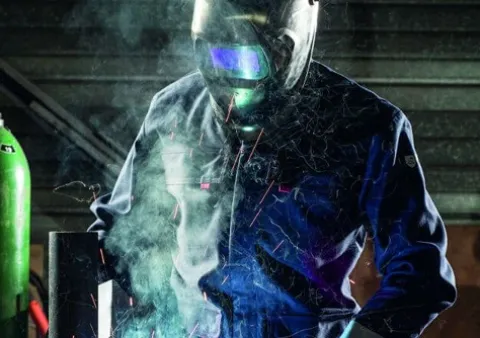 Personne pourtant un EPI avec une tenu et un casque de foudeur