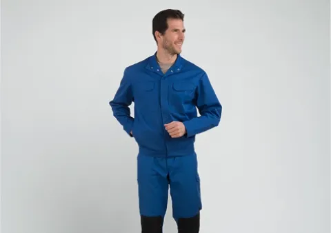 Une personne portant une tenue "Lign'Essentielle" bleu
