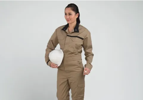 Une personne portant une tenue Lign'Universelle