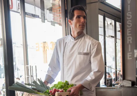 Une personne en tenu blanche