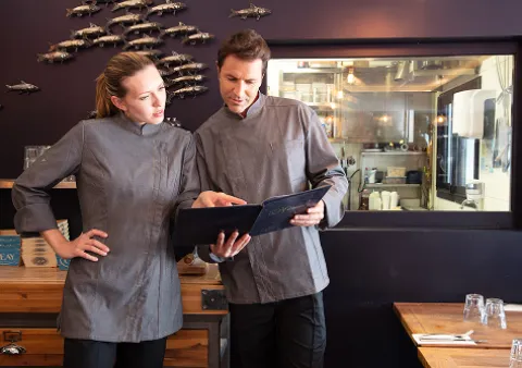 Deux personnes en tenu de restauration en jean