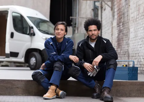 Deux personnes assisent portant des EPI de la collection streetwear