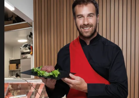 Tablier de boucher rouge pour commerces de proximité en location chez Netexial