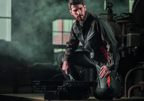 Un homme portant un epi avec un genou a terre