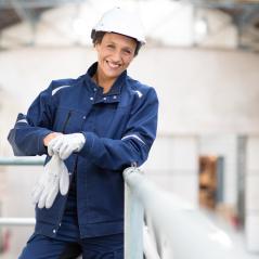 femme portant des EPI