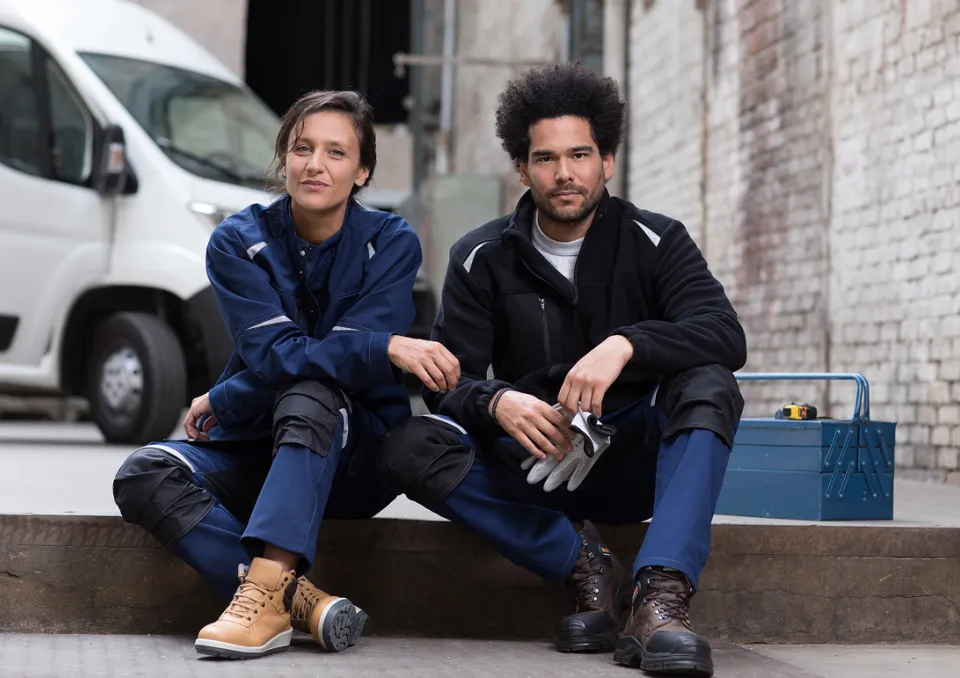 represente deux personnes en bleu de travail