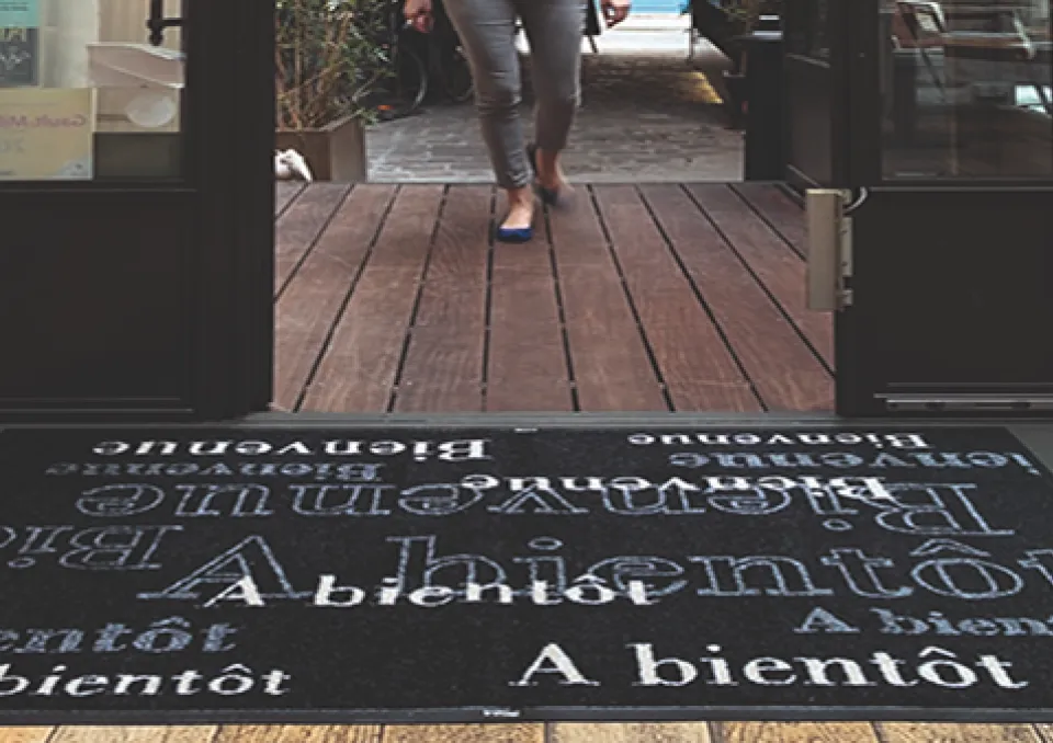 Tapis devant une porte ouverte