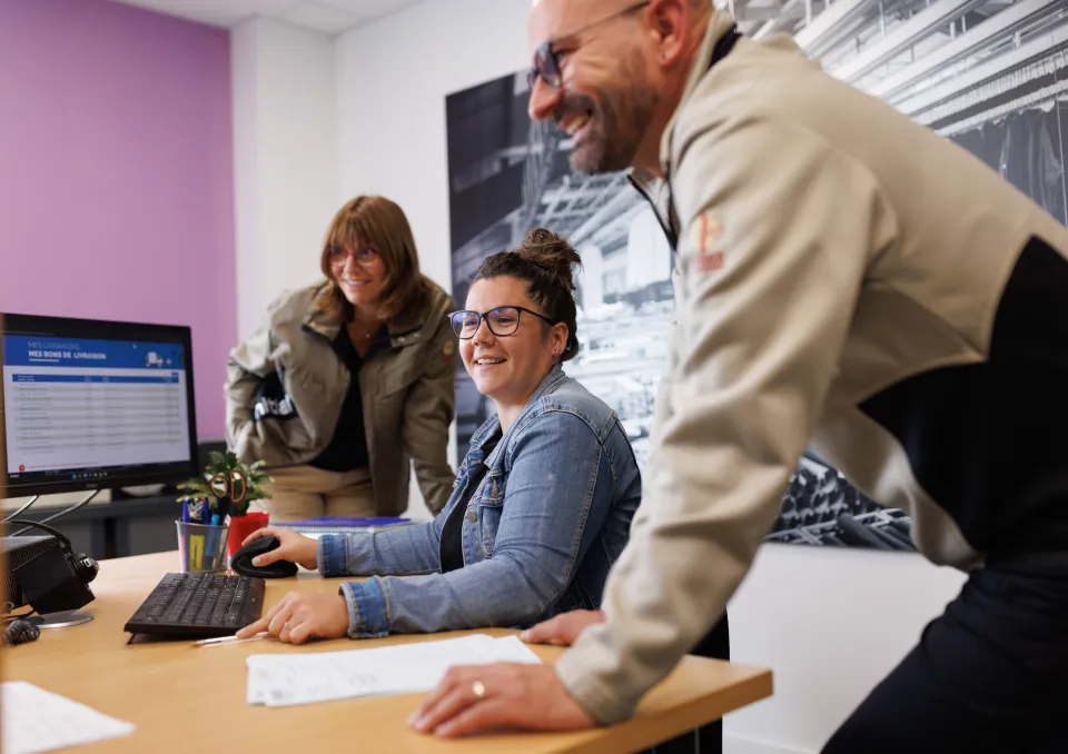3 personnes derriere un ordinateur