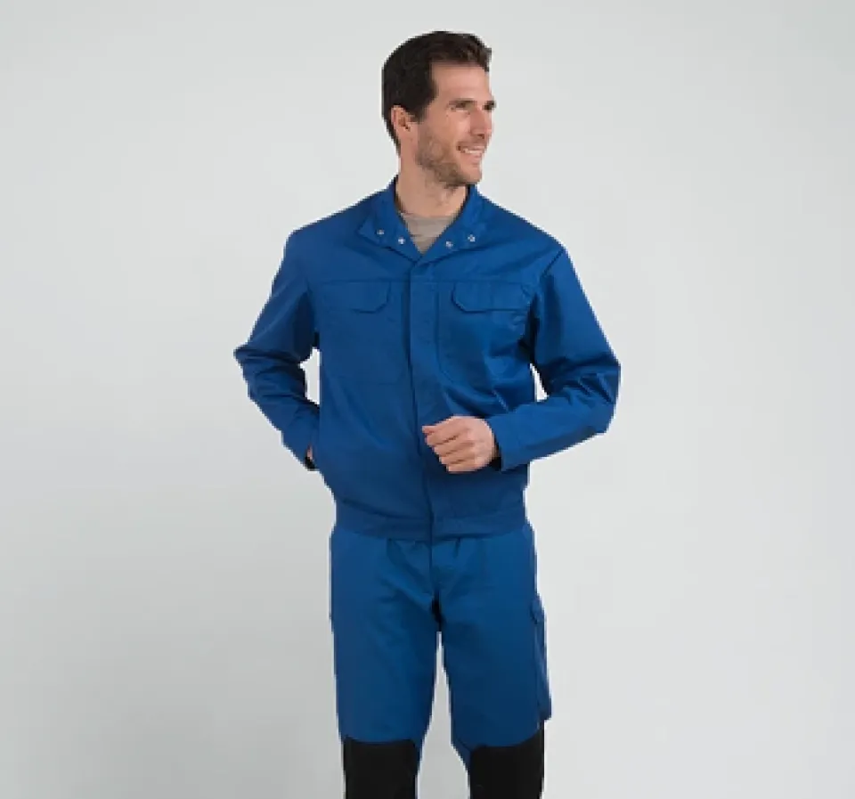 Une personne portant une tenue "Lign'Essentielle" bleu