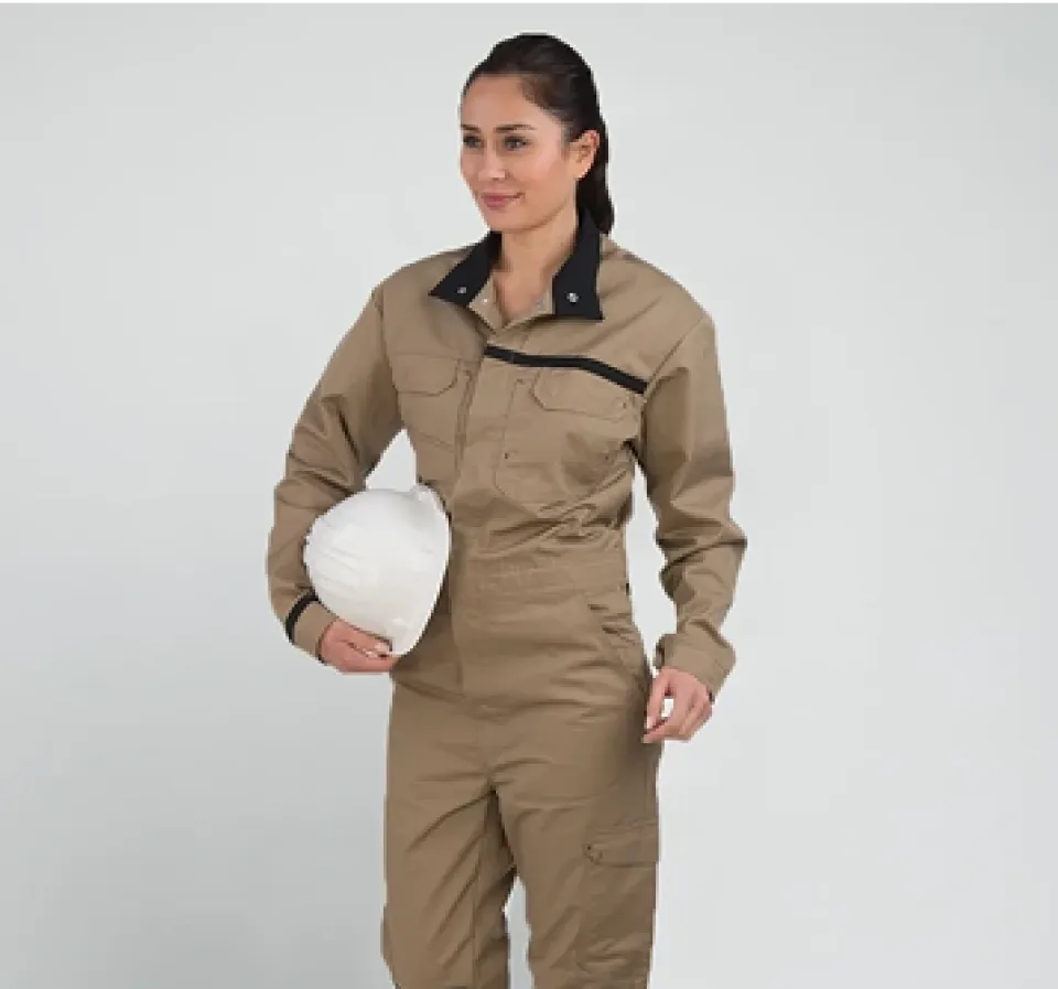 Une personne portant une tenue Lign'Universelle